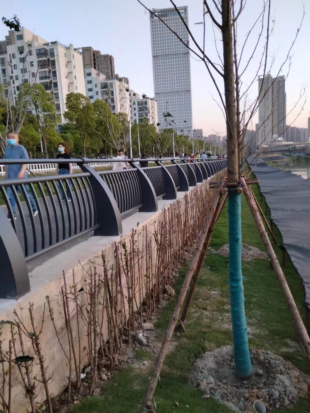 <b>锌钢护栏应该怎么维护和保养</b>